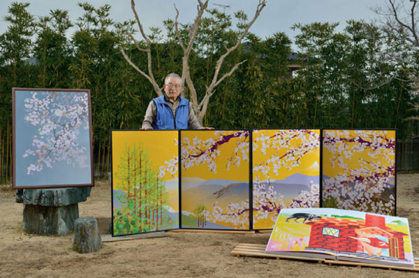 Tatsuo Horiuchi posing with his art Tatsuo Horiuchi posing with his art